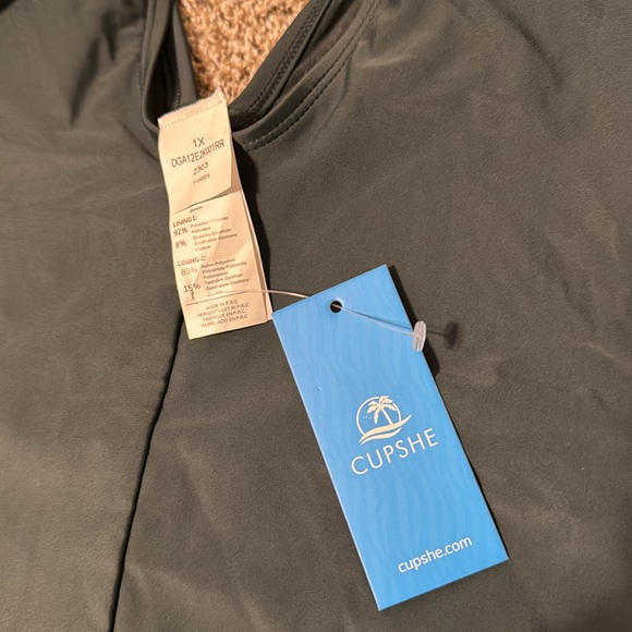 Cupshe Green One-Piece Swimsuit with Plunging V-Neck - Picture 4 of 8